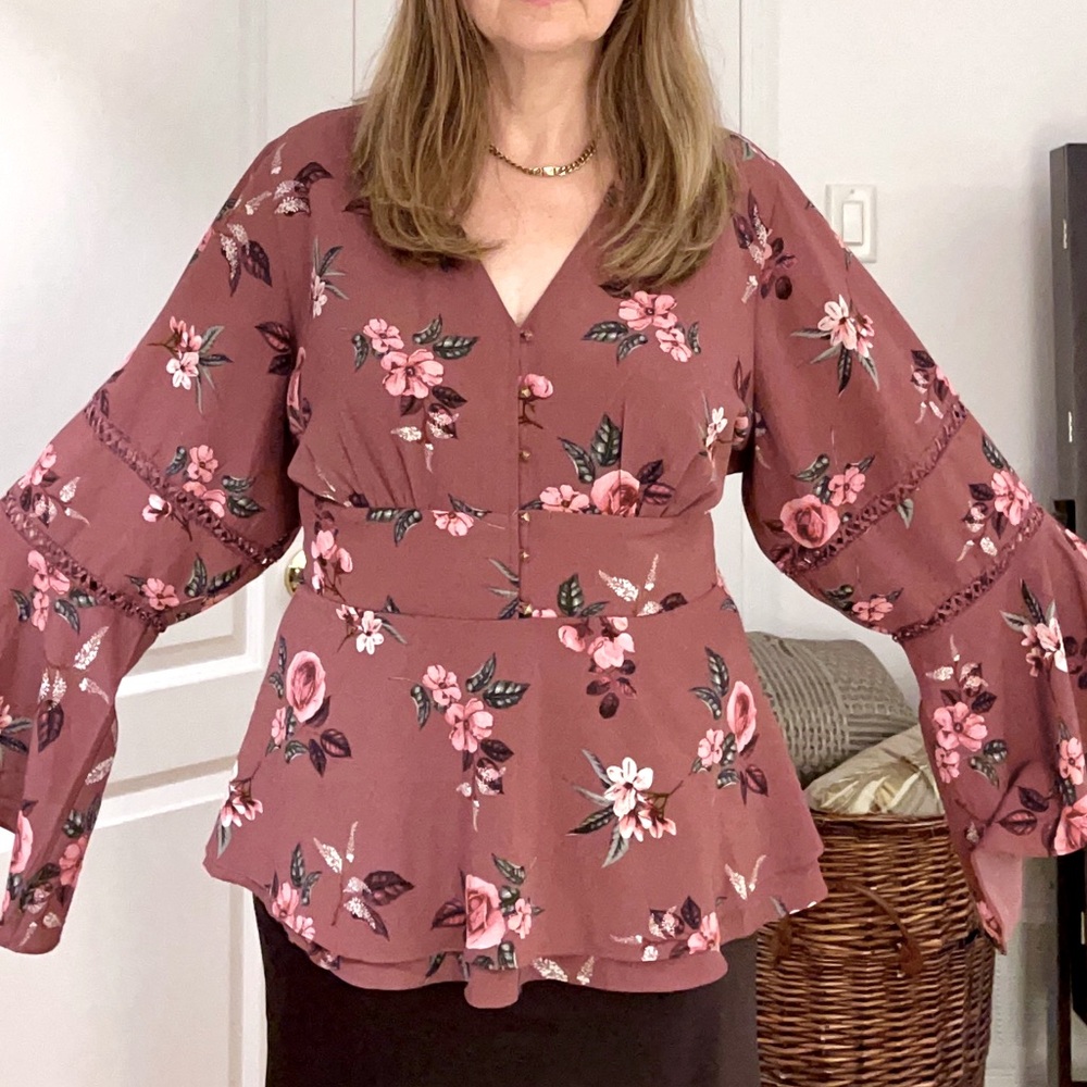 Beautiful slimming City Chic blouse XXL/24 like new condition